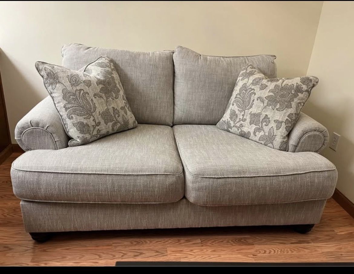 Loveseat Like New, Excellent Condition.