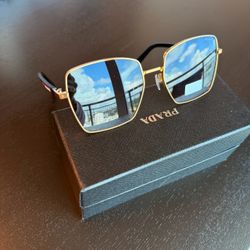 Women’s square sunglass