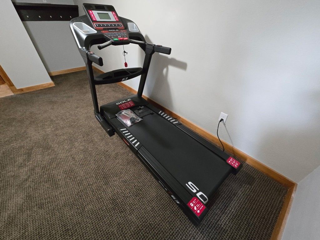 Sole F63 Treadmill With Incline, Bluetooth, Foldable - Great Condition!$1k OBO