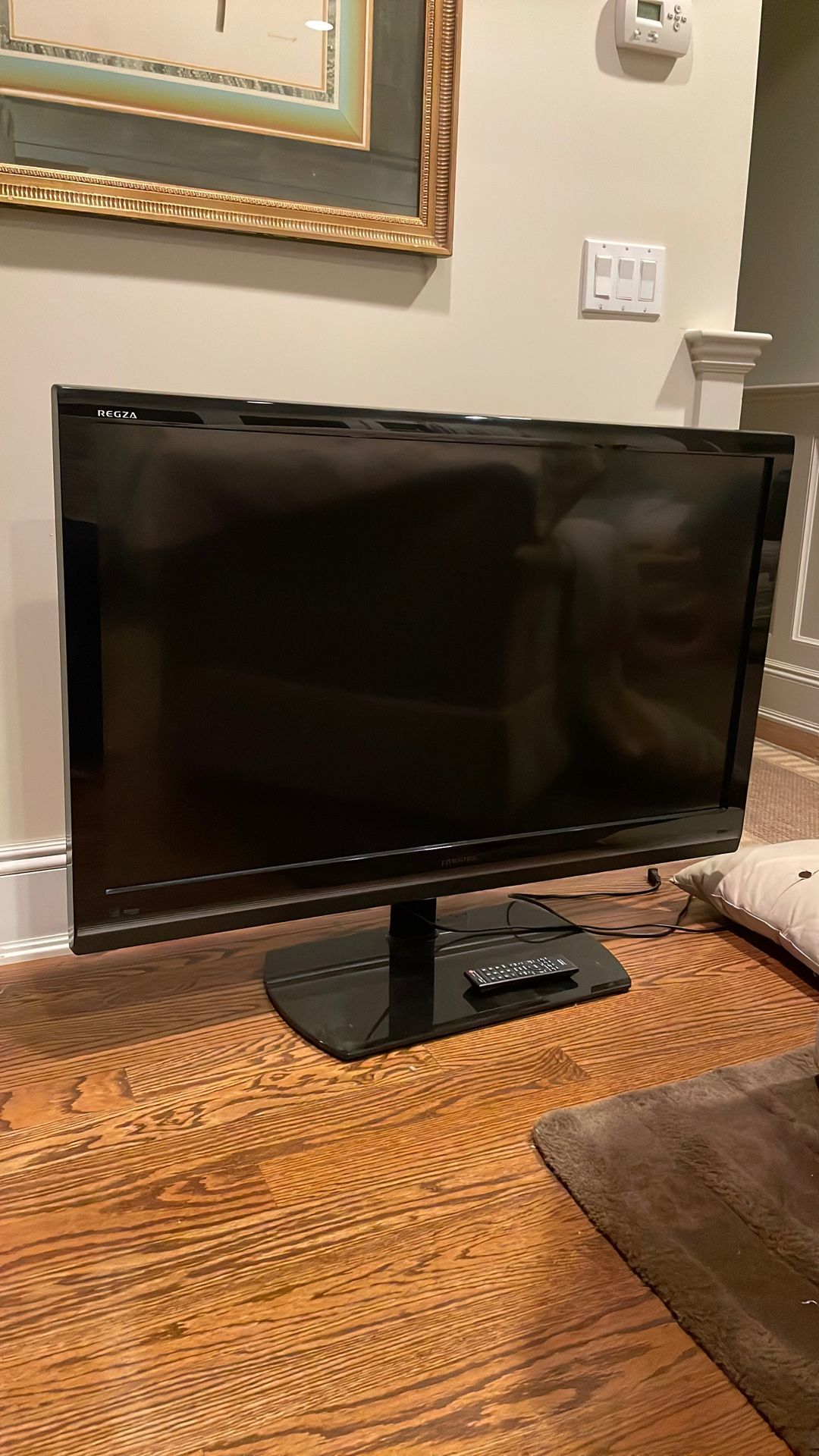 46" Smart TV TOSHIBA Includes FITUEYES Stand