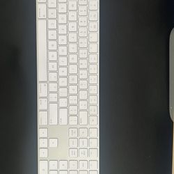 Apple Mac - Magic Keyboard full size with Numeric Keypad (Lightning)