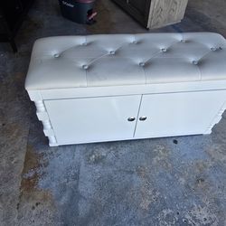 Entryway bench with storage – white