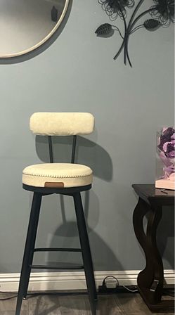 2 bar stools