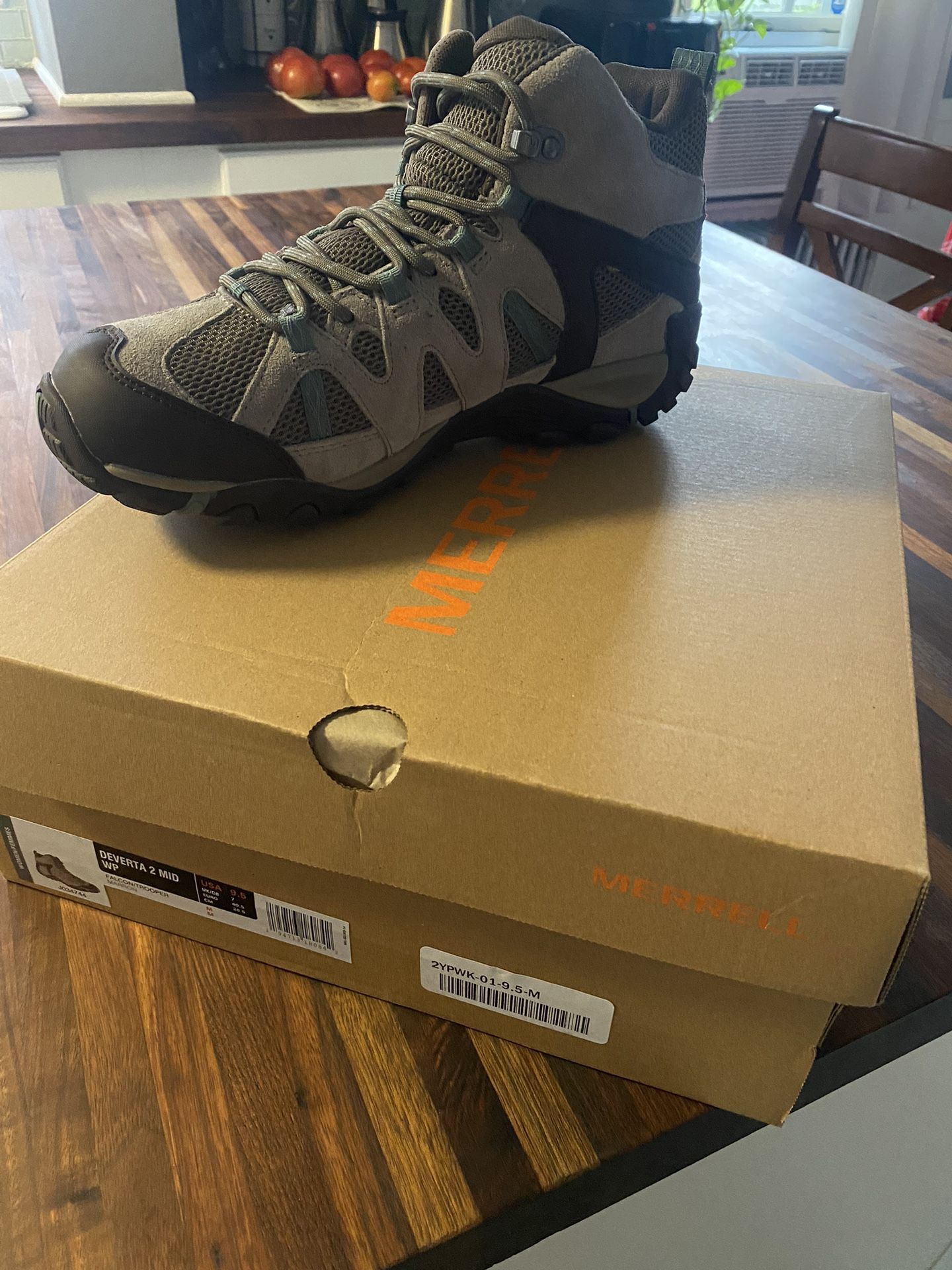 Merrell Womens Hiking Boots - Brand New - 30$
