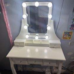 Vanity Desk With Dimmable Lights. 