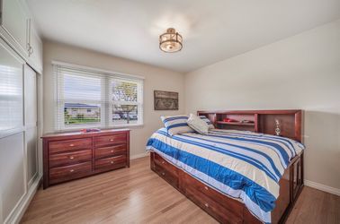 Solid Hardwood (Maple) Full Bedroom Set with Trundle Bed & Matching Dresser – Must See!
