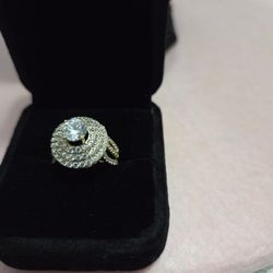Beautiful ring with stones all around size 5