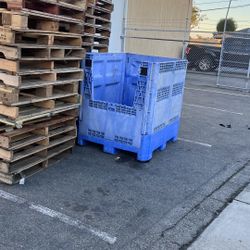 Free wood pallets 