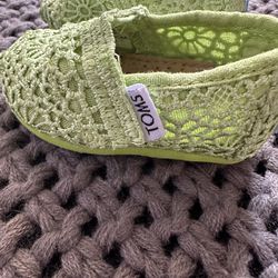 NEW/ Never Worn//TOMS Toddler Girls Shoes/ Beautiful Light Green. Size 2T