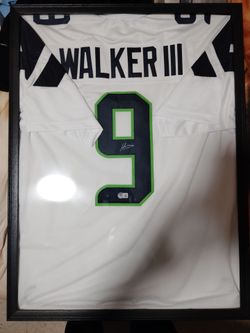 Kenneth Walker lll Signed Jersey