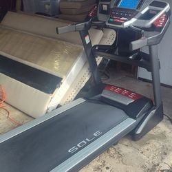 SOLE F85 COMMERCIAL TREADMILL ( LIKE NEW & DELIVERY AVAILABLE TODAY)