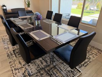 Scandinavian Design Italian high gloss dining table with 8 faux leather chairs