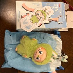 Monsters Labubu Open Box Letter v Light Green Pin For Love 