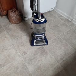     .SHARK DELUXE LIFT AWAY VACUMM CLEANER.   NAVIGATOR. EXCELLENT CONDITION $75.00.