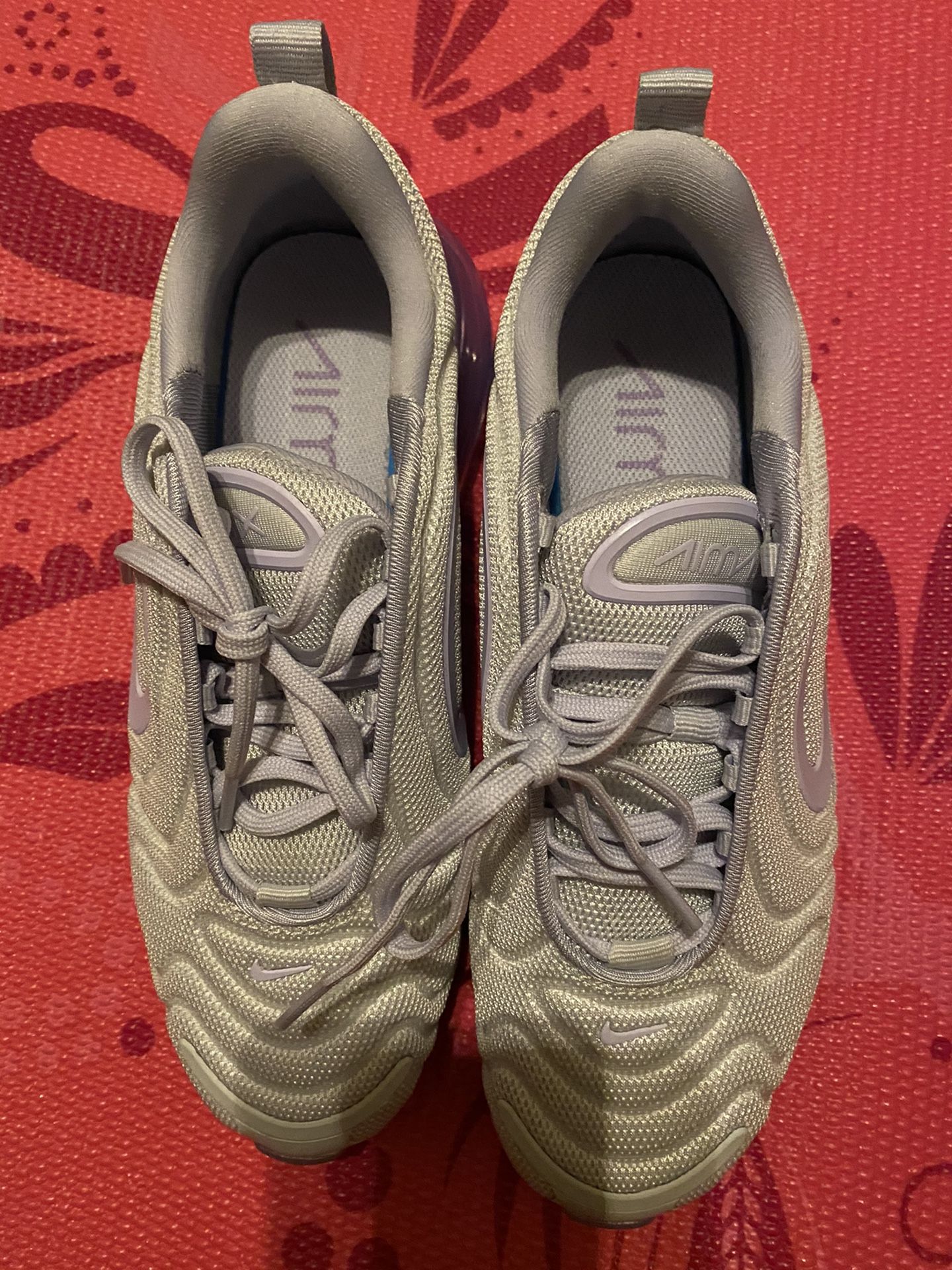 Women’s Nike Air Max 720 sz 7.5