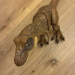 Dinosaur Large Size Makes Roaring Sounds