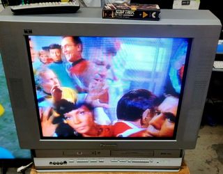 27" CRT TV VCR/DVD Combo Tau Flat retro gaming color television model 2003