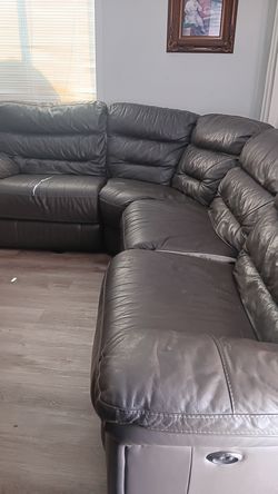 Sala de piel color gris