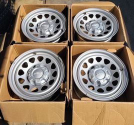 Chevy -OEM original rims 6 lugs 17x8 in excellent condition 6x139.7 (6x5.5) 6 lugs with caps/ lugs Off my 2024 Chevy Silverado