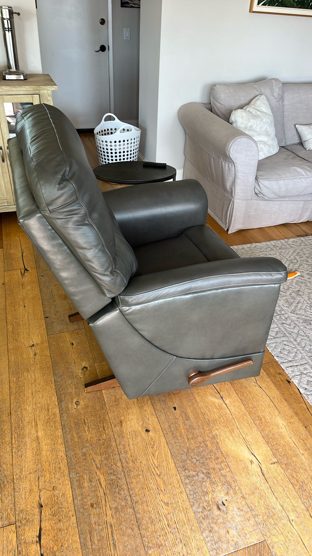 2 All Leather Lazy Boy Recliner /Rocker Chairs