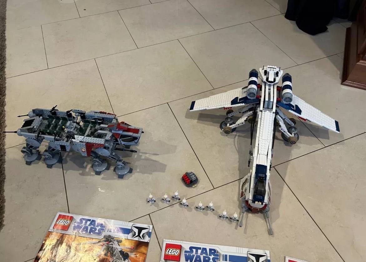 LEGO Star Wars : Republic Dropship with AT-OT