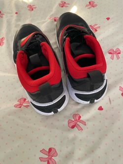 Nike Team Hustle D 11 preschool basketball shoes in black and university red.
