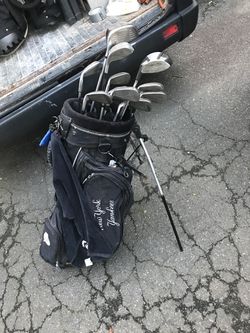 New York Yankees golf bag with misc clubs for Sale in New York, NY - OfferUp