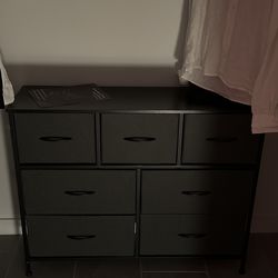 7 drawer dresser barely used