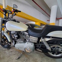 2006 harley davidson dyna super glide 1450 cc custom nice bike white perl and blue in light ,runs and drive great ,sound awesome ,low to 10.000 miles 