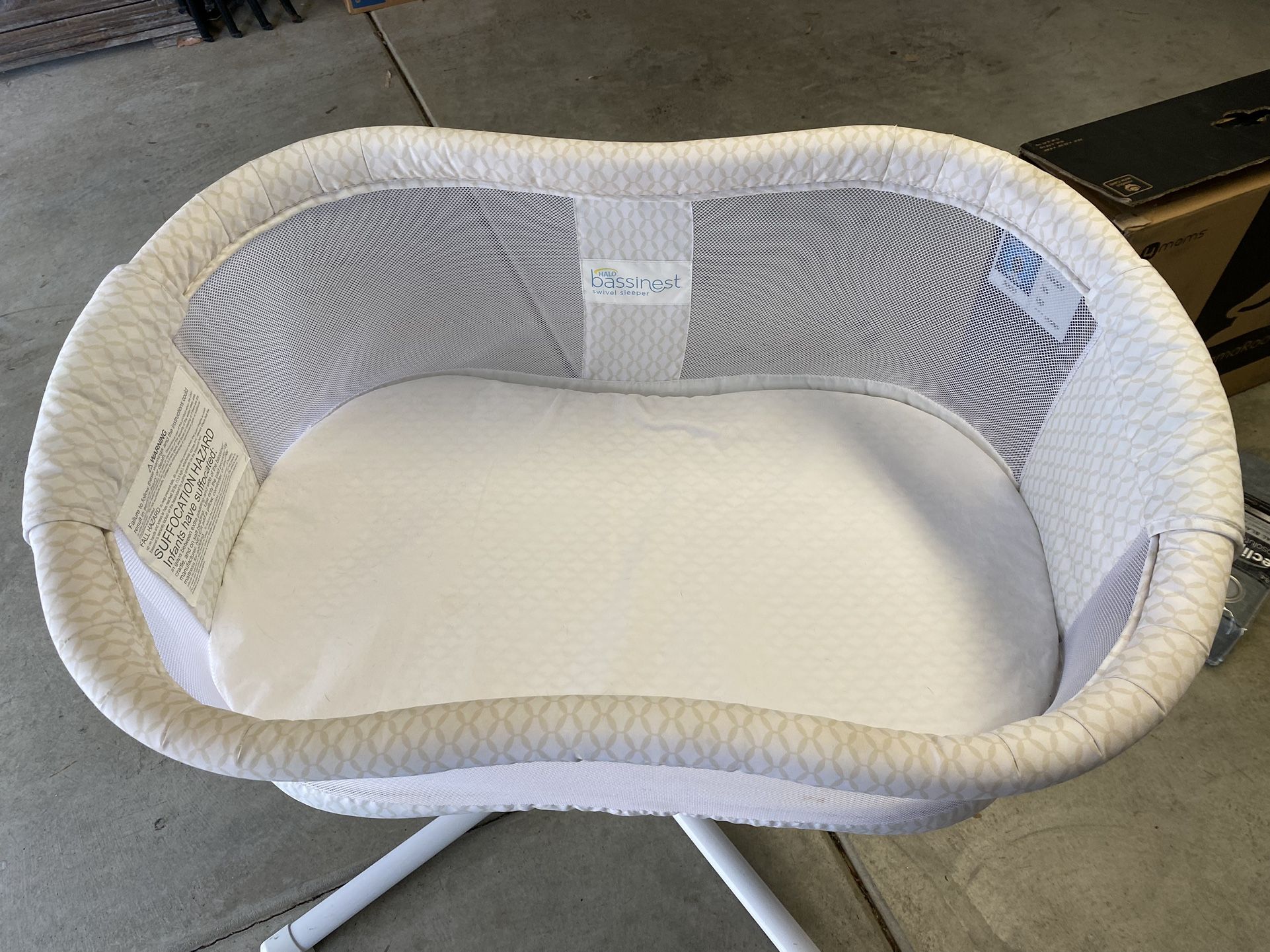 Gently Used Halo Bassinet