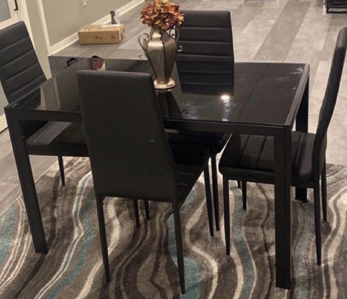 A Beautiful Glass Dinning Table With A Set Of 4 Chairs  For Sell.