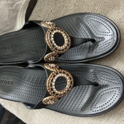 Crocs Sanrah Diamante Embellished Black/Rose Gold Wedge Flip Sandal women’s size 9 