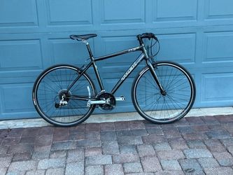 Trek 7.3 FX large frame 700 wheels