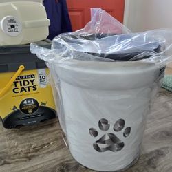 pet Food Container With Airtight Rubber On Yhe Lid 