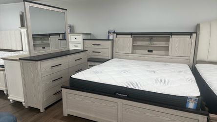 Limited Time Only‼️Beautiful Grey Wood 5pc Bedroom Furniture Set With FREE Nightstand & Chest $1999