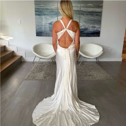 Elegant white backless gown