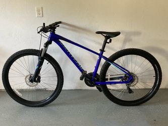 Women’s M Specialized Mountain Bike