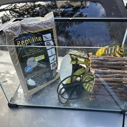 10 Gallon Terranium Tank , With Sand And Light 