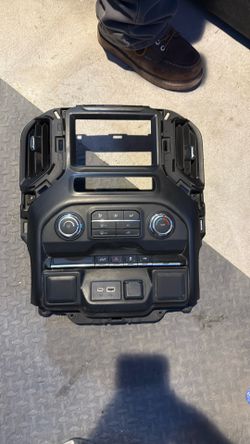 Climate And Radio Control Panel For A 2021 Chevy Silverado 1500