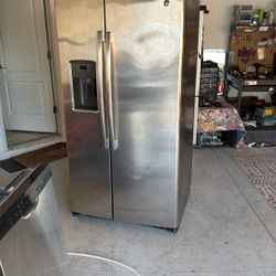 GE Fridge & Freezer Good Working condition 