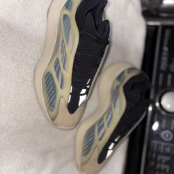 Yeezy 700 V3 Men’s 10.5