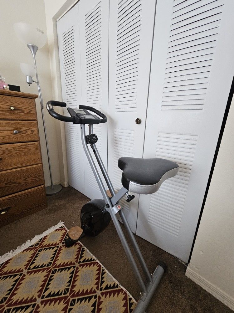🚴 For Sale: Foldable Upright Exercise Bike – Great for Home Workouts! 🚴