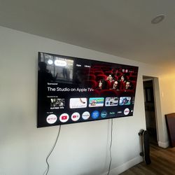Hisense 75 inch TV (with wall mount) 