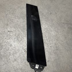 17-19 TESLA MODEL Y RH PILLAR GLASS/W CAMERA