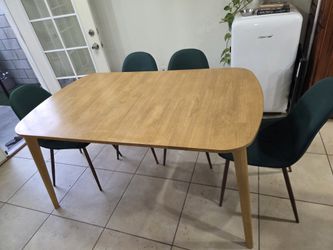 Extend dinner table with 4 chair