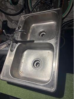 Double sink with faucet and two drainers