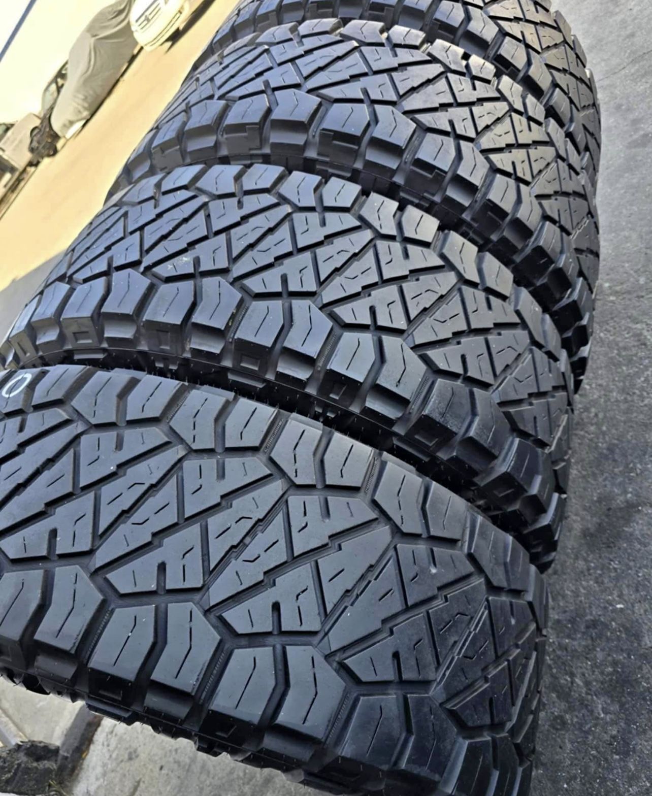 285/70/17 Nitto vendo un set de llantas usadas excelente condiciones de vida las 4 ✅🤩I am selling a set of used tires, all 4 in excellent living cond