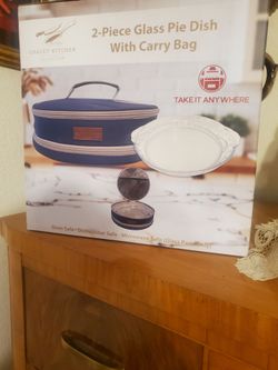 Brand New 2 piece glass pie 🥧 Dish With Carry Bag Made By Chalet Kitchen Collection