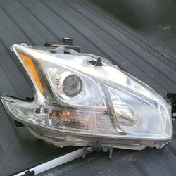 Need Gone-2009-2014 Nissan Maxima Headlight Set $100 Obo 