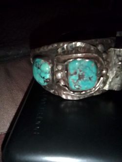 VINTAGE NAVAJO INDIAN SILVER & TURQUOISE CUFF BRACELET with LEAVES

 Thumbnail